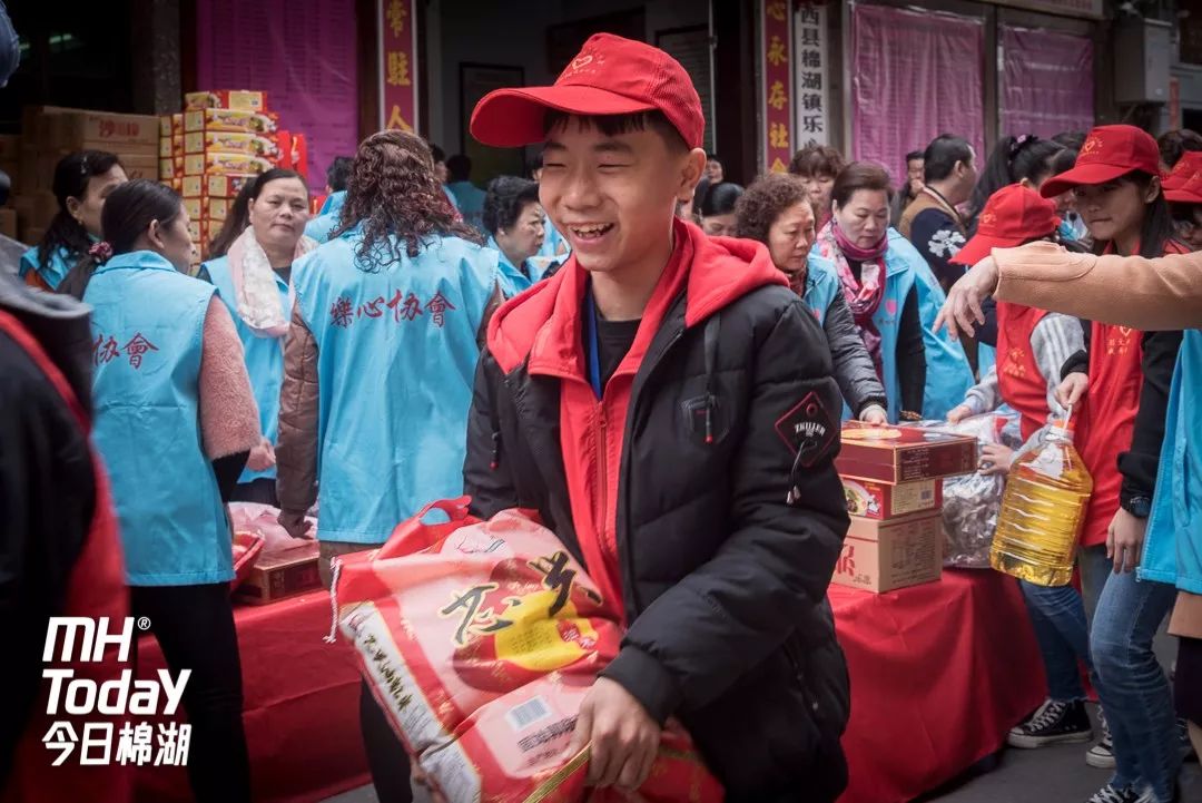 关于湖人球员参加慈善活动，为当地儿童送去爱心和礼物的信息
