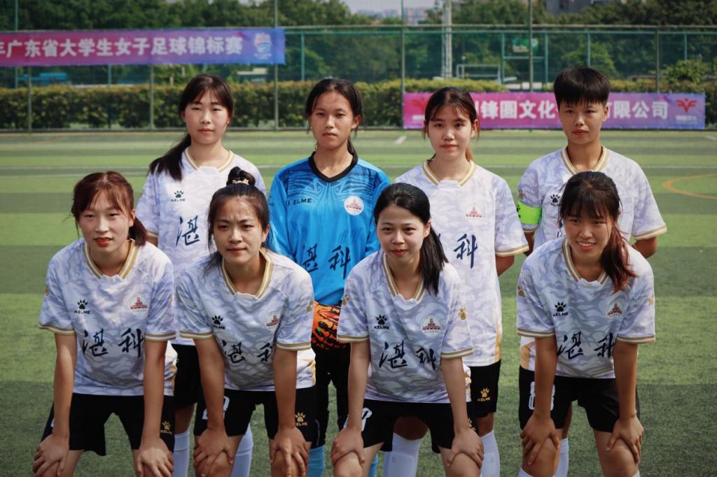 足球女队比赛场面惊心动魄劲爆无比的简单介绍