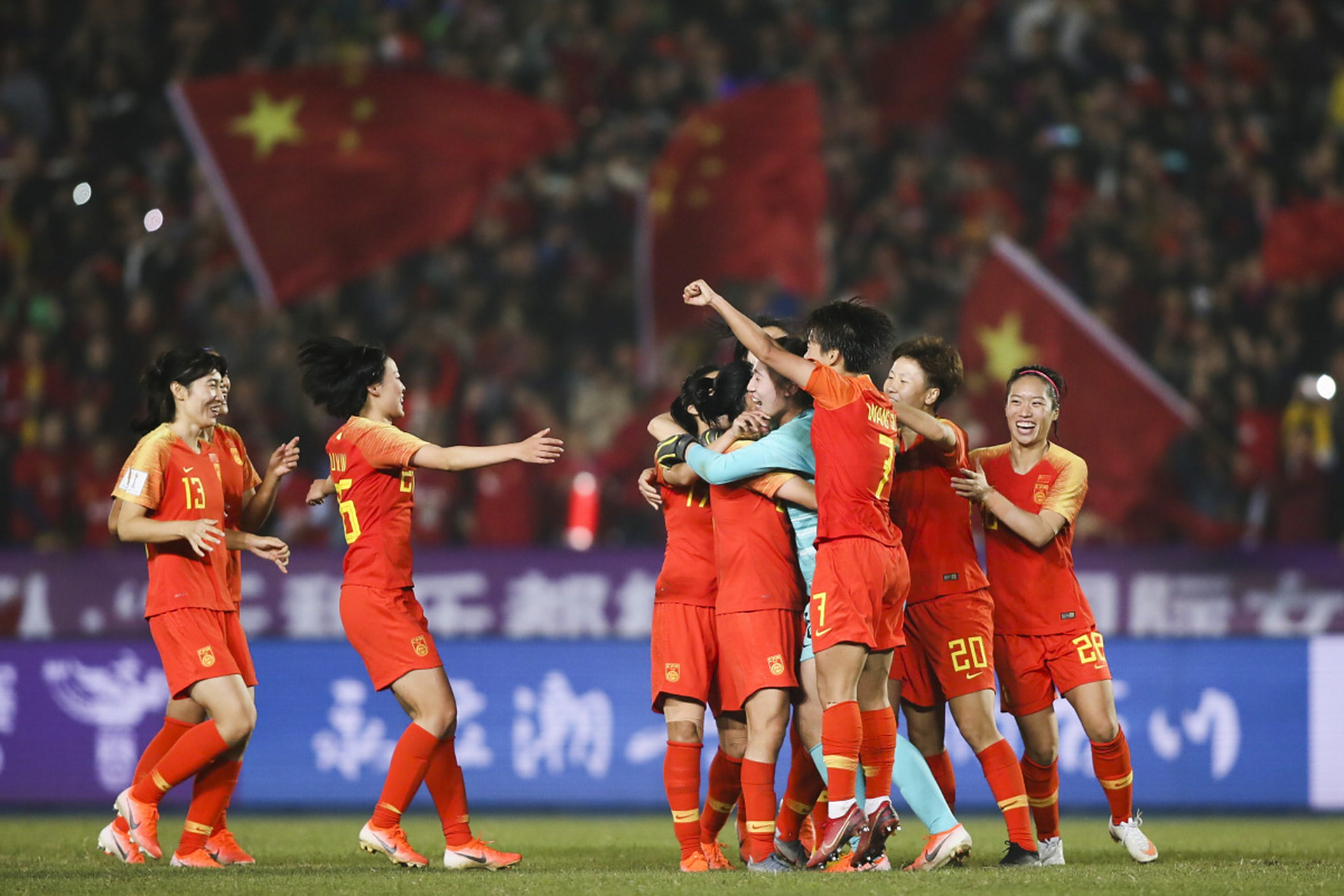 迈向辉煌，中国女足再次夺冠