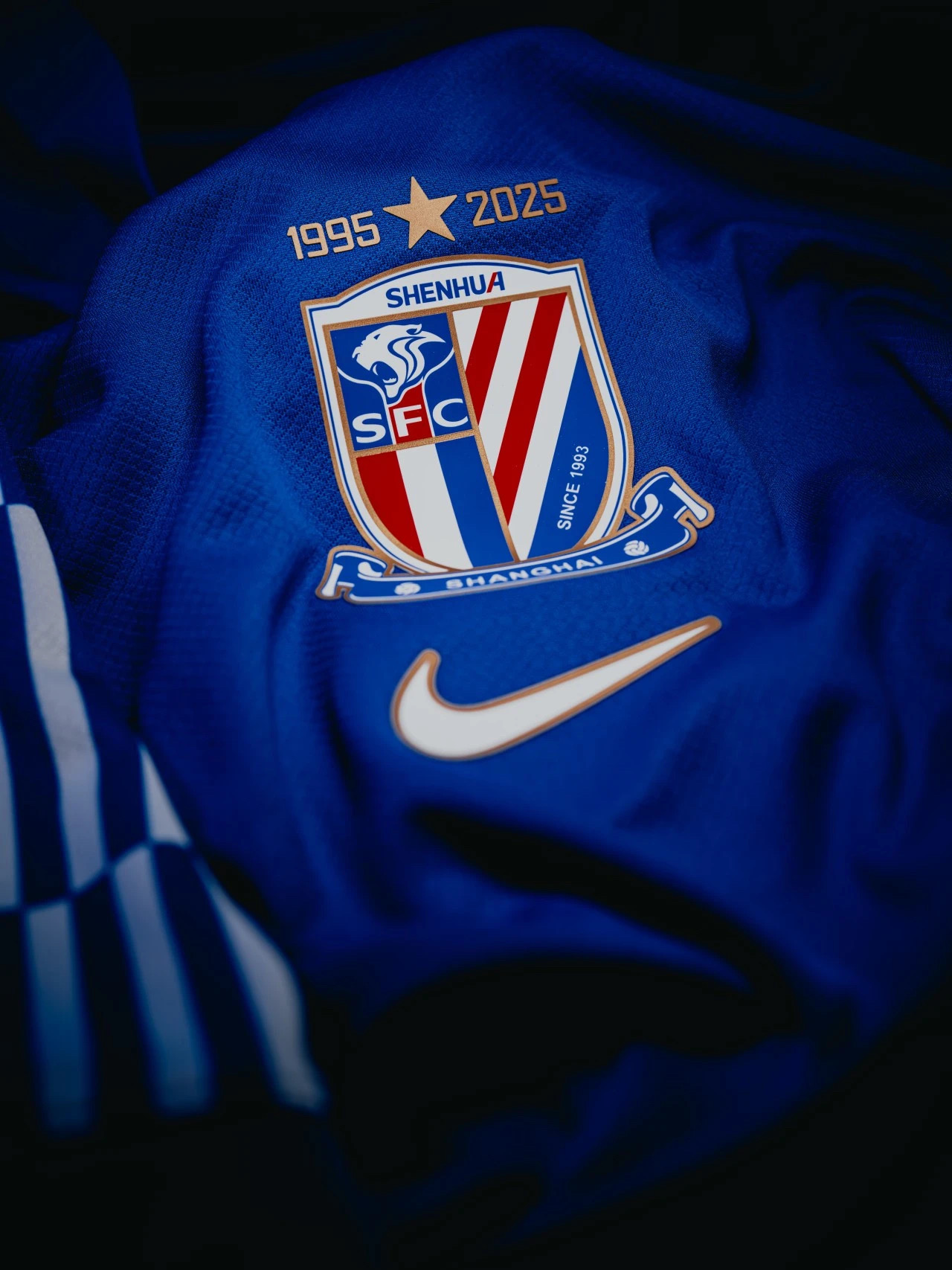 包含球队推出新赛季球衣设计，引发球迷热议的词条