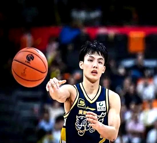 广东宏远队主场大胜，晋级季后赛