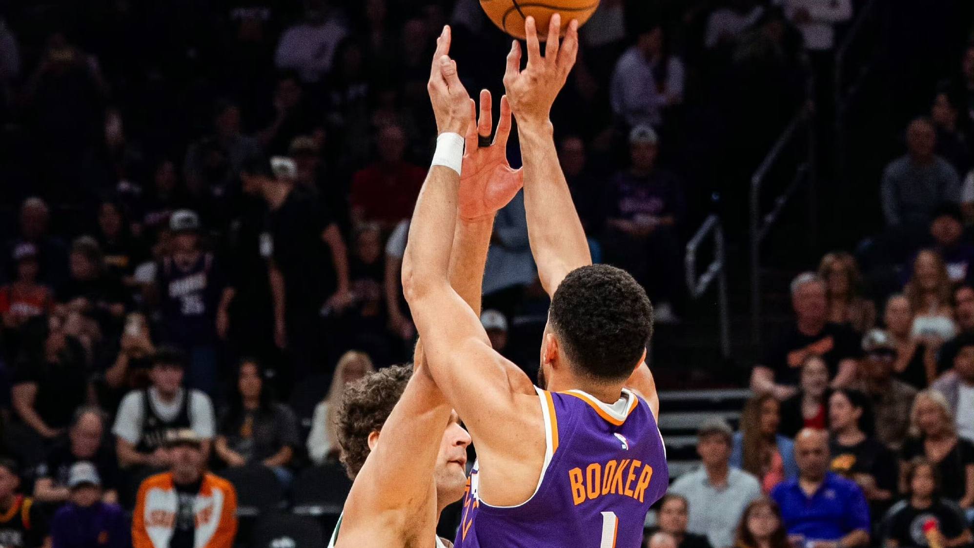 太阳击败雄鹿，保持不败战绩