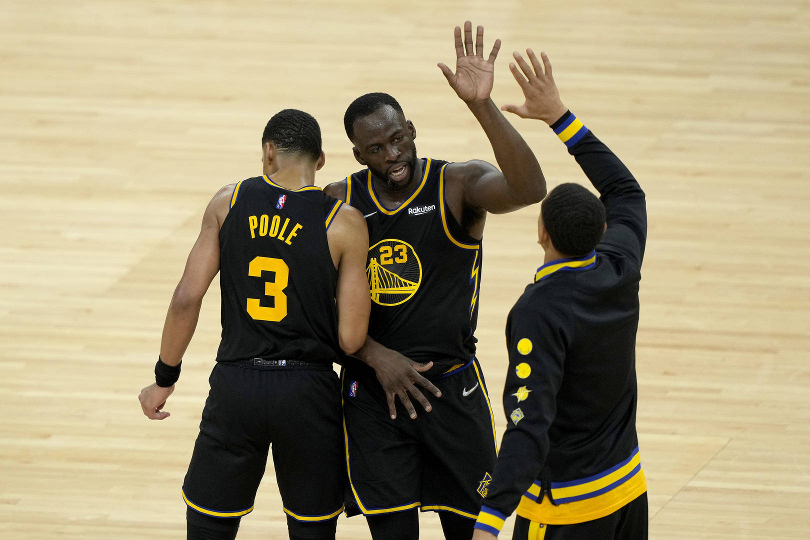 篮星遭遇巴克利，勇士遭连败