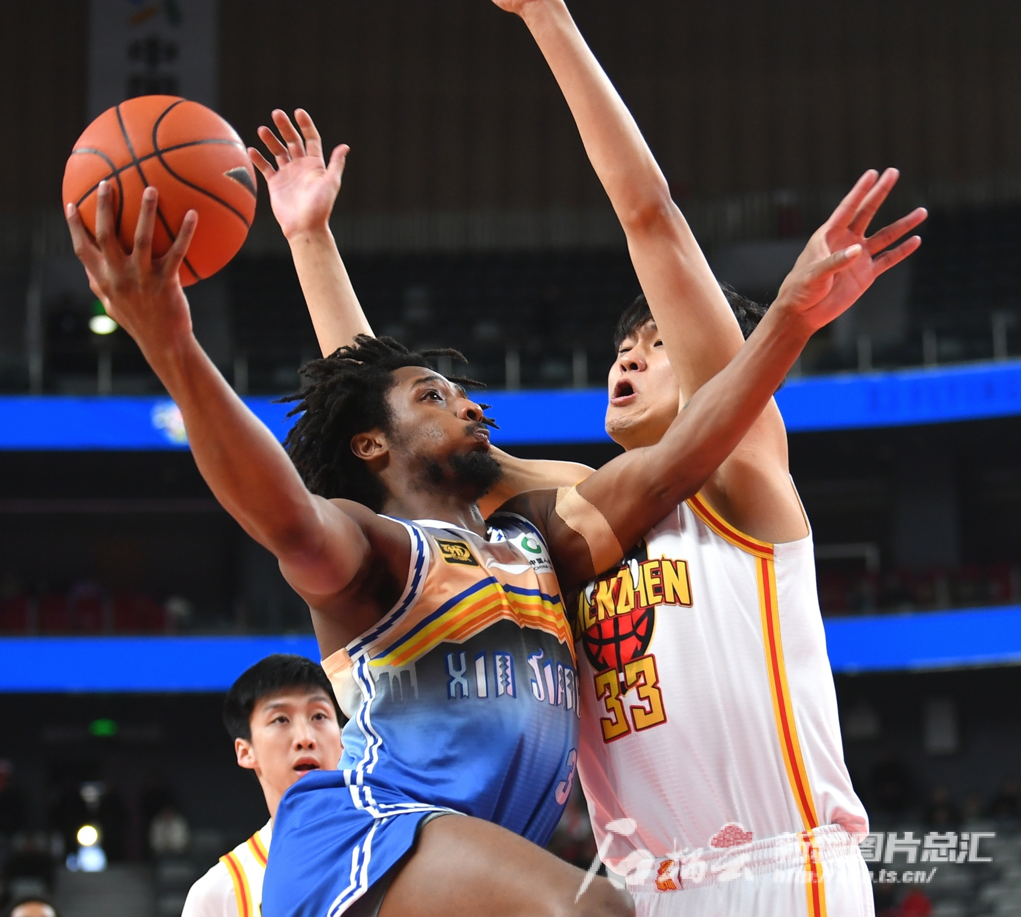 深圳男篮全队得分均衡，客场大胜对手毫无悬念