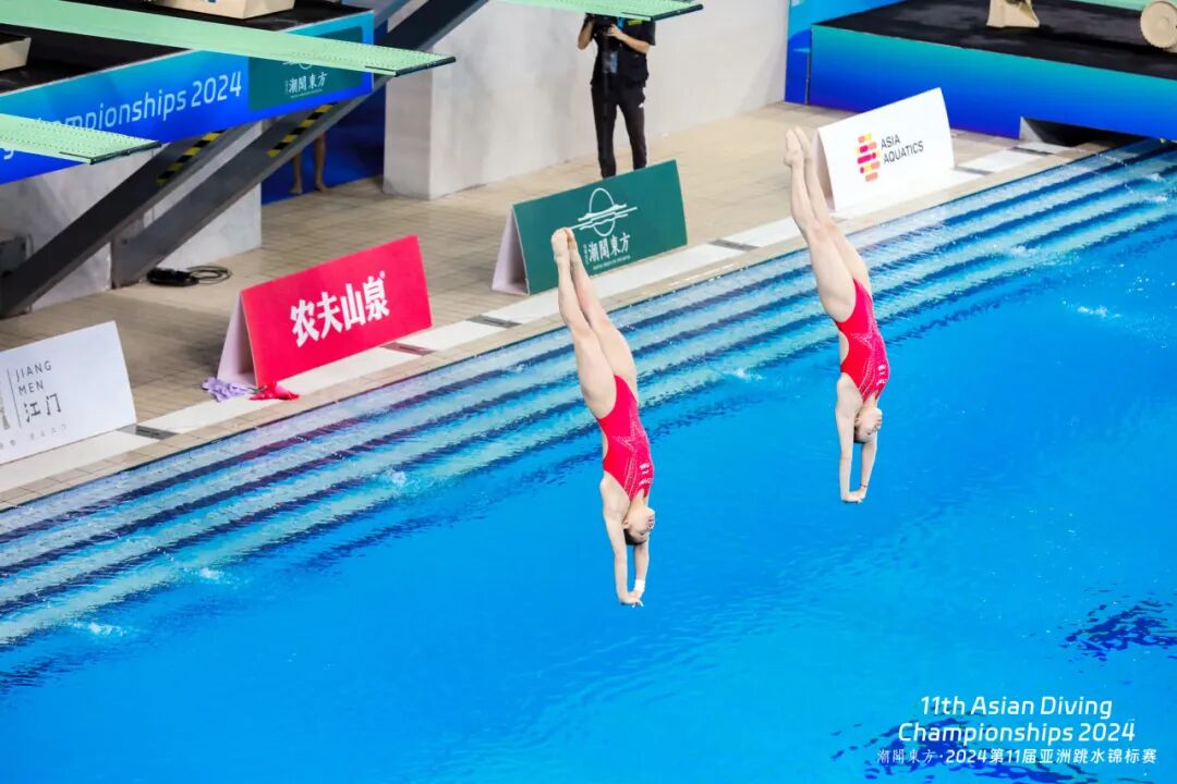 亚洲运动员力争游泳比赛冠军