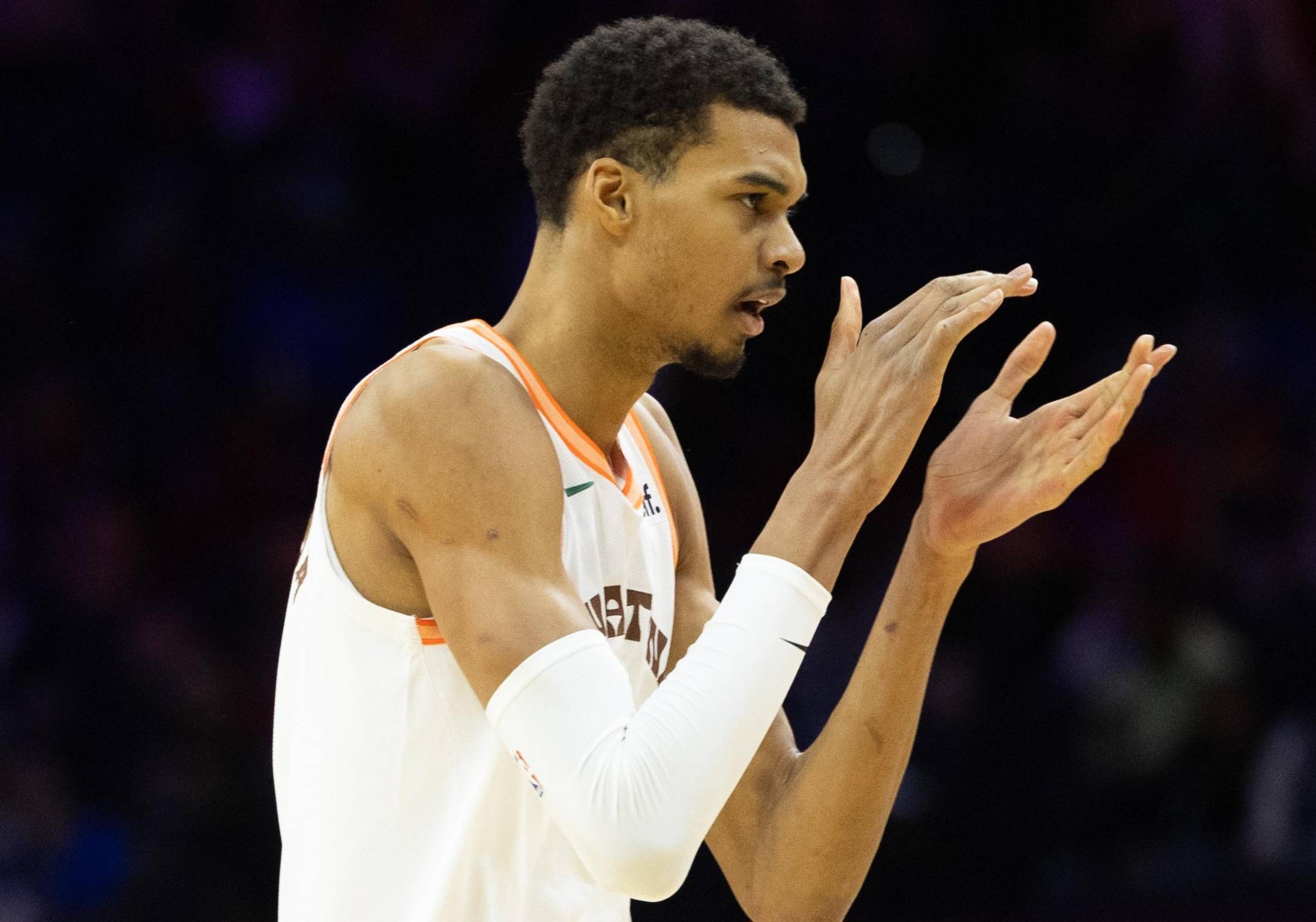 顶级球星在篮球联赛中展现崭露头角