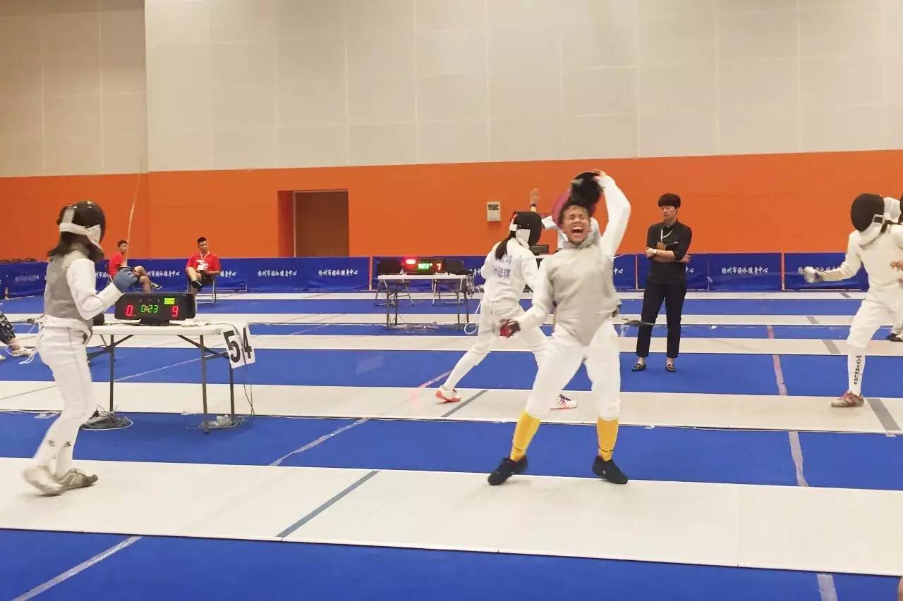 意大利队在击剑比赛中实现零封对手