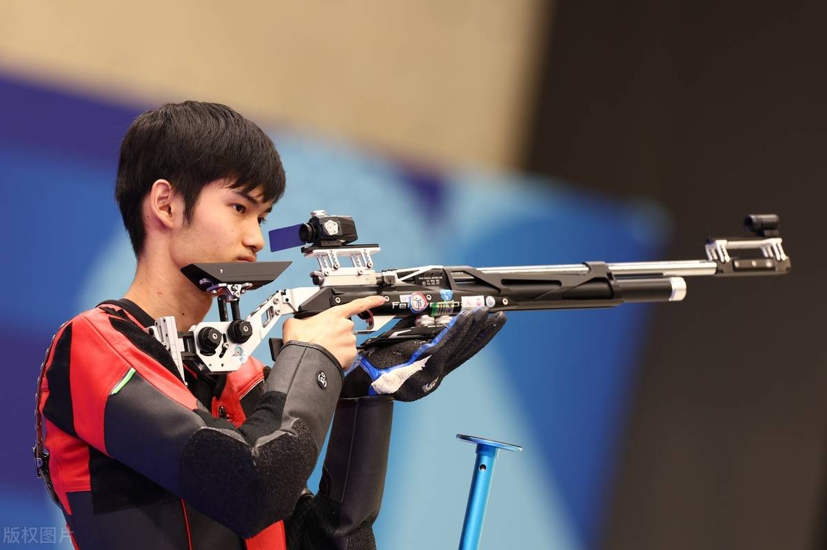 日本运动员以惊人速度赢得射击比赛冠军